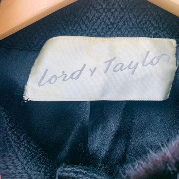 STUNNING VINTAGE LORD & TAYLOR FUR COLLAR OVERCOAT - Picture 4 of 5